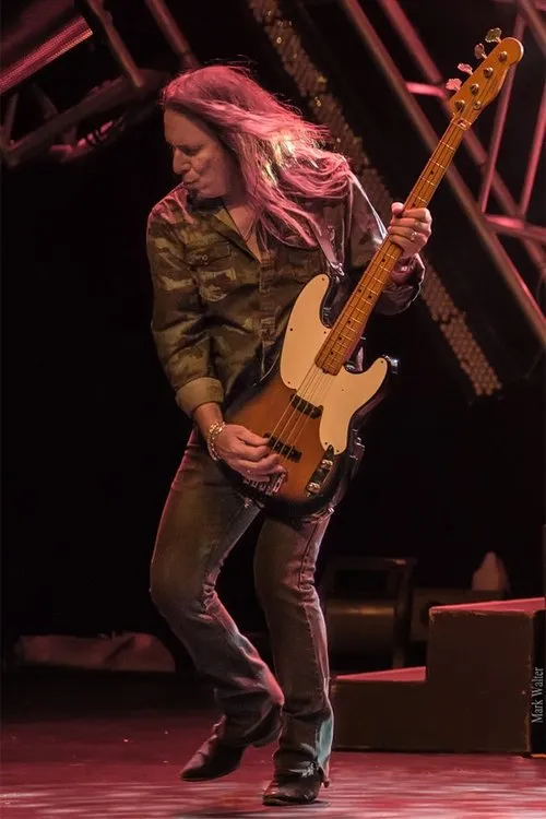 Barry Dunaway interpretando a Bass