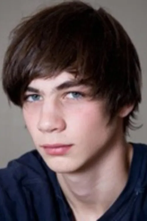 Barthélémy Guillemard interpretando a Adrien