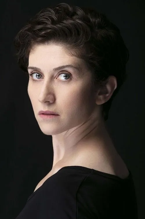 Başak Özcan interpretando a Bahar