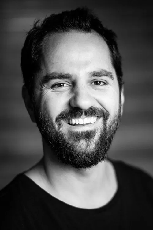 Bashkim Neziraj interpretando a