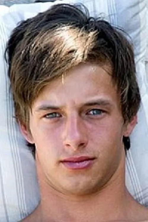 Bastian Dufy interpretando a 