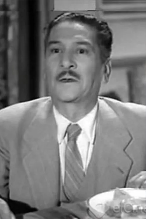 عبدالعزيز أحمد interpretando a