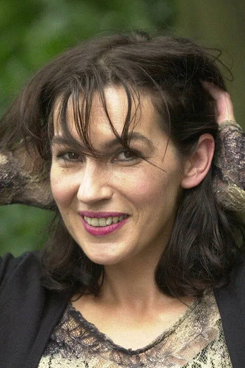 Bea Van Der Maet interpretando a Sarah