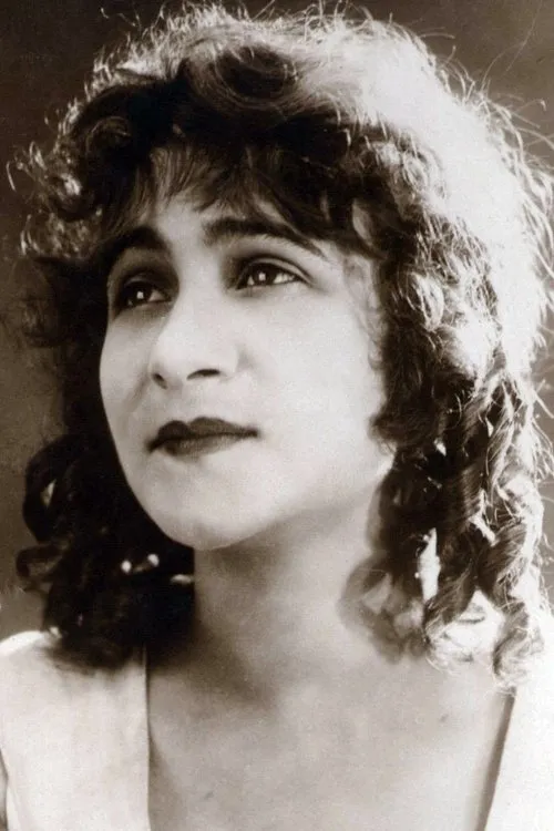 Béatrice Bretty interpretando a Mme Bourjeon, la mère