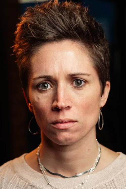 Becky Rosser interpretando a Sarah