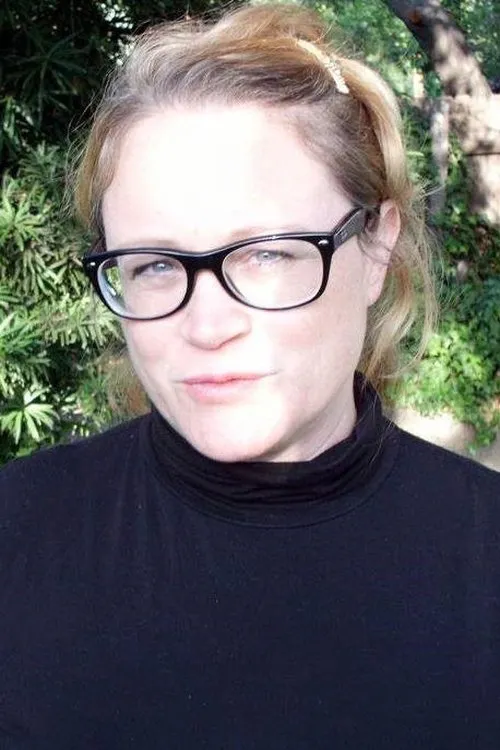 Becky Thyre interpretando a Gwen