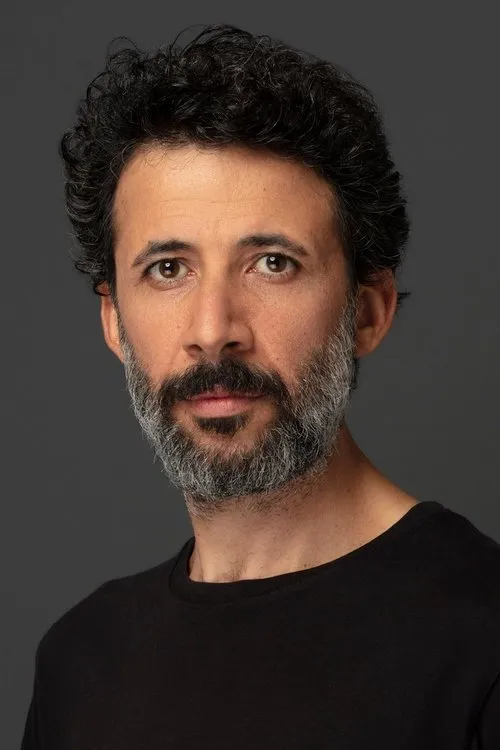 Bedir Bedir interpretando a Hilmi