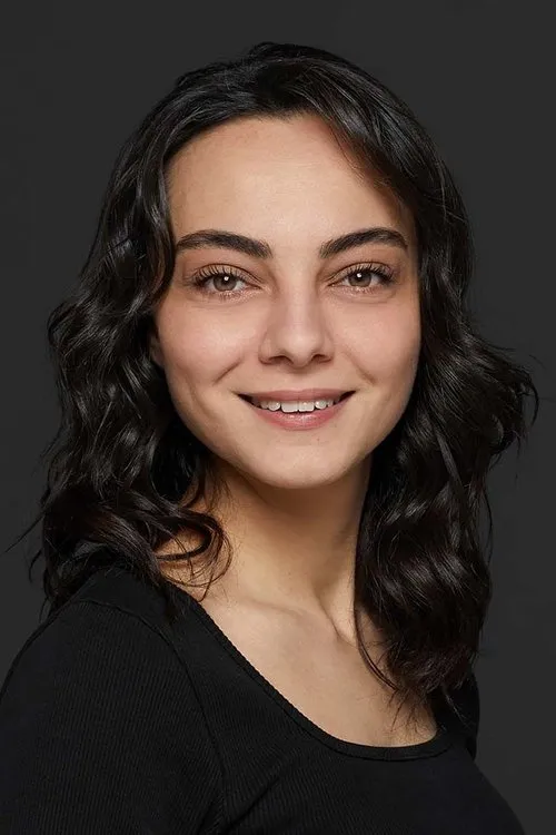 Begüm Fil — personaje: Özge