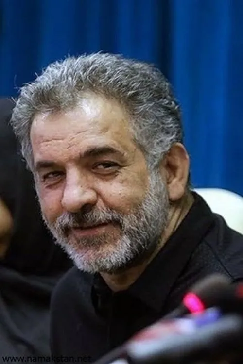 Behshad Sharifian interpretando a