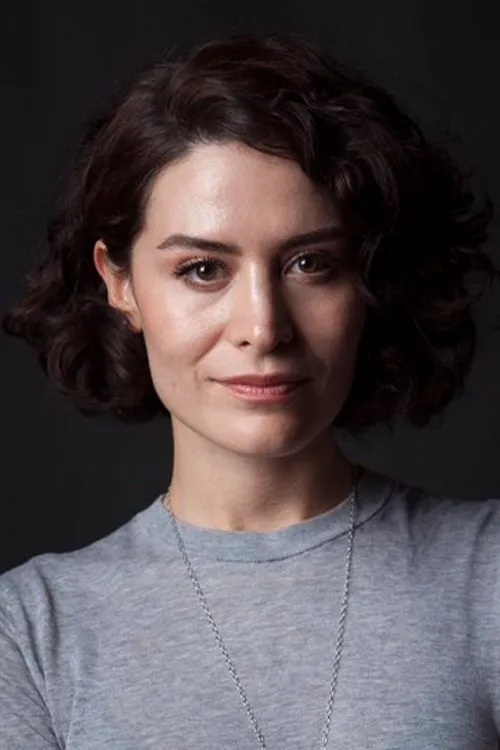 Cem Bender ha trabajado con Belçim Bilgin en 2 ocasiones