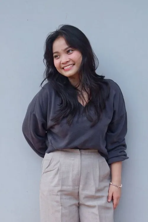 Bella Arswendita interpretando a Ibu