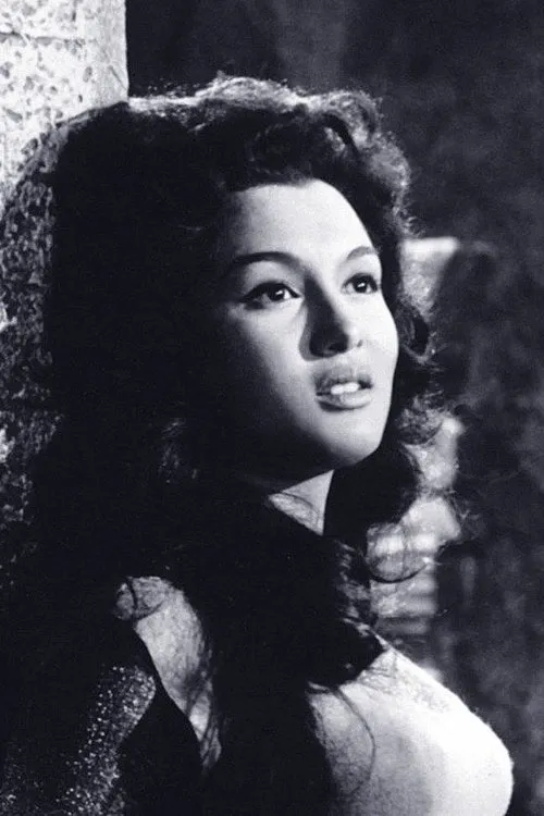 Bella Cortez interpretando a Etna