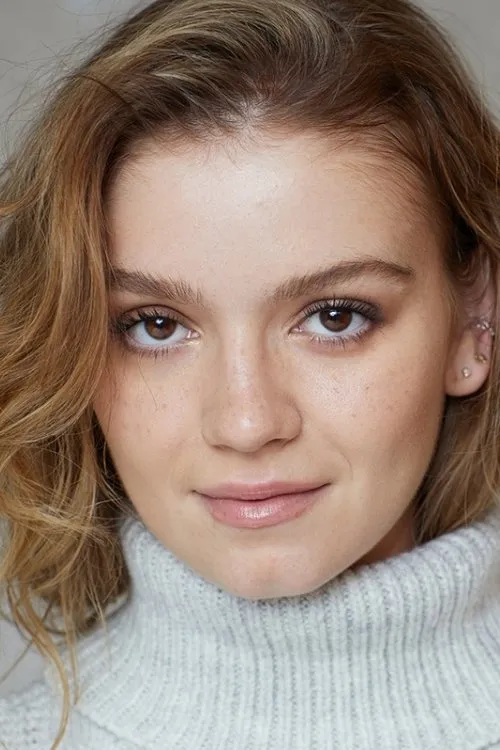 Bella DeLong interpretando a Catherine Linton