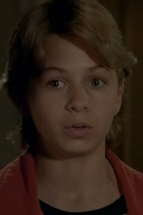 Ben Cook interpretando a Dan