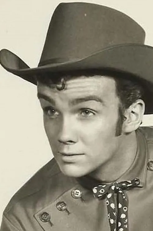 Ben Cooper interpretando a Lt. Drake