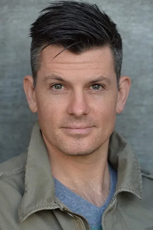 Ben Crowley interpretando a Brian