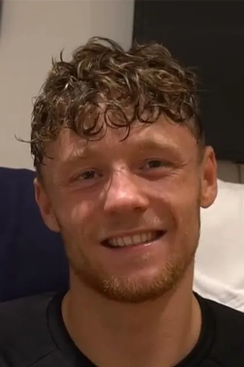 Ben Fail interpretando a Self