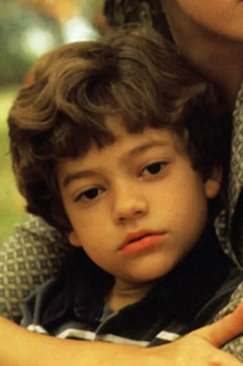 Ben Faulkner interpretando a Tim Warden