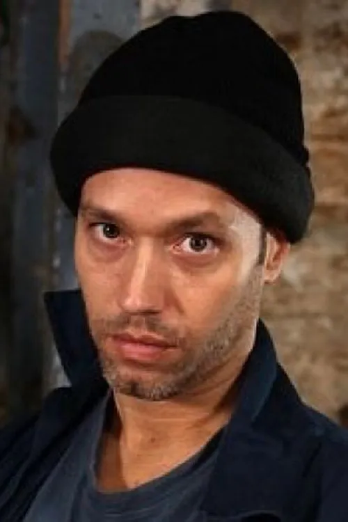 Ben Felton interpretando a