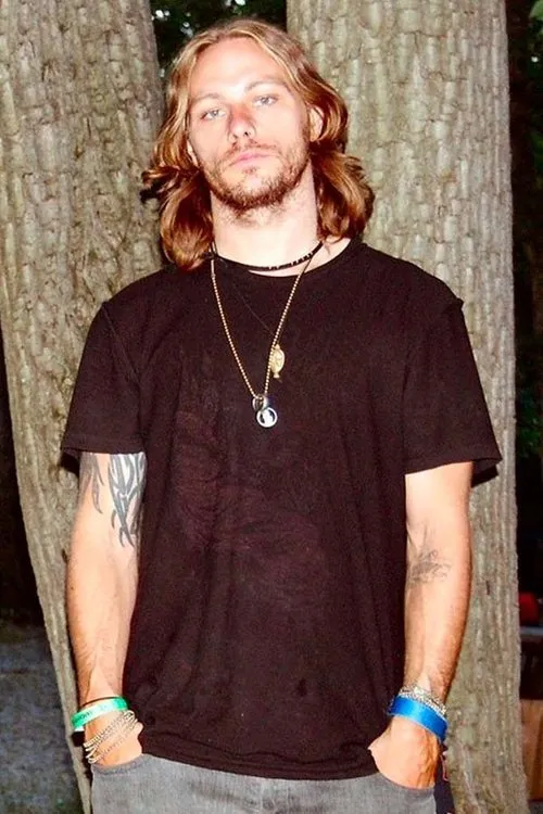 Ben Gilley interpretando a