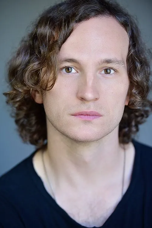 Ben Isaacs interpretando a Ben