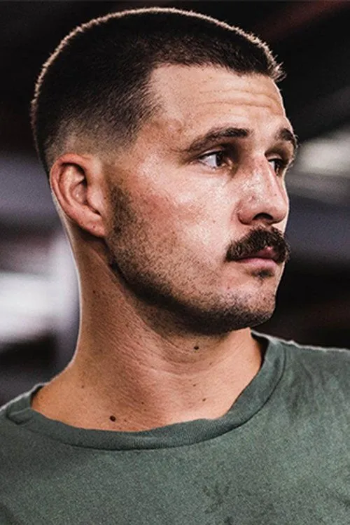 Ben Mahoney interpretando a Self