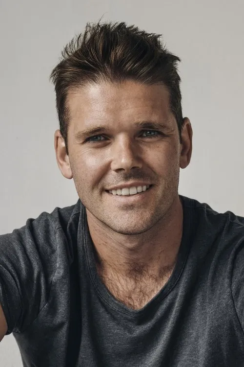 Ben McGregor interpretando a Darren