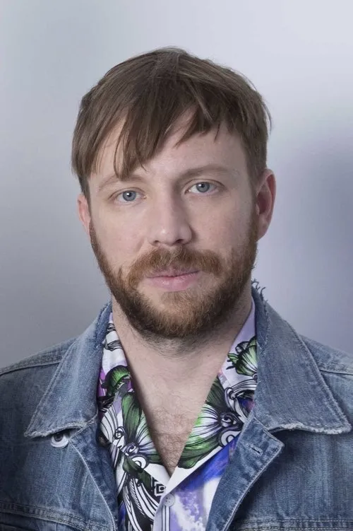 Ben McKee interpretando a Self