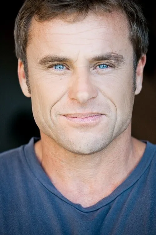 Ben Oxenbould interpretando a Don