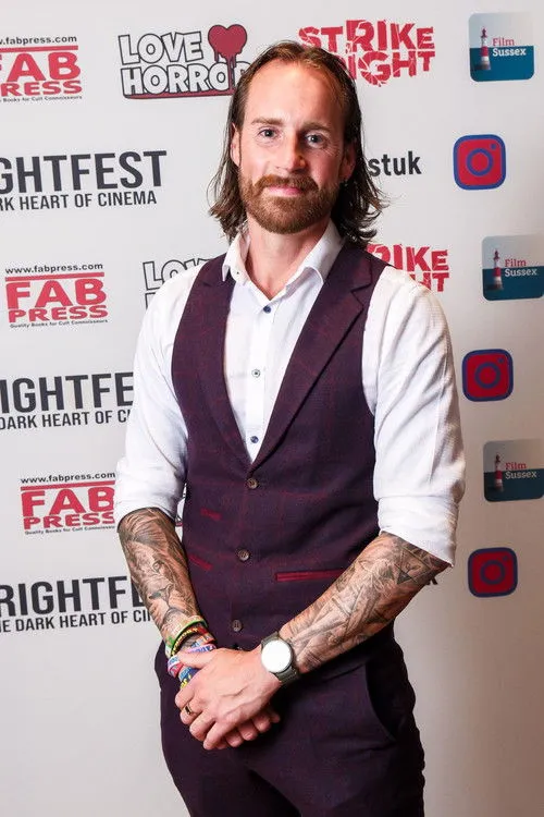 Ben Probert interpretando a Shaun