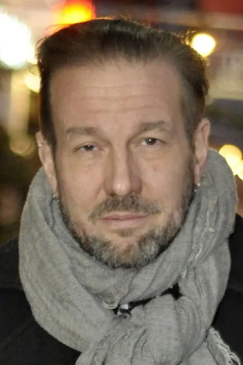 Ben Stivers interpretando a Keys