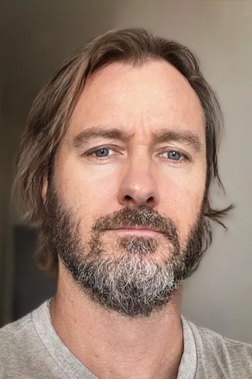 Ben Thomas interpretando a Troy