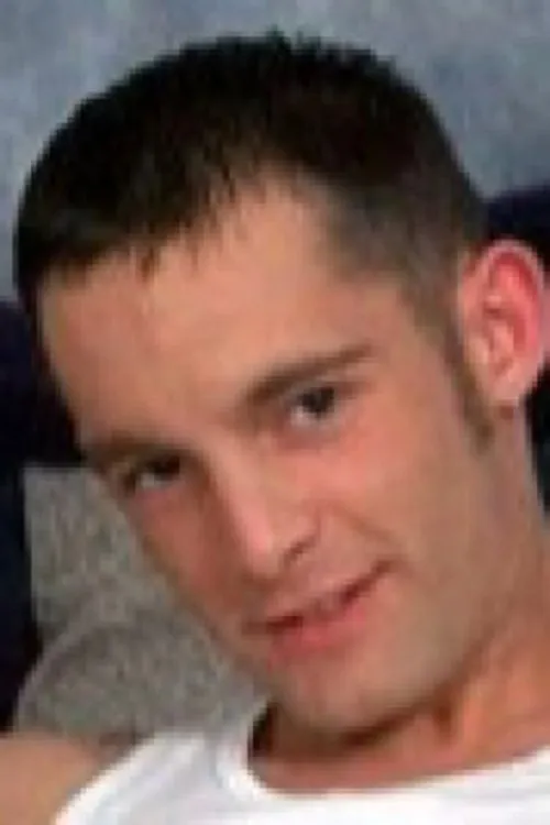 Ben Web interpretando a Jonathan