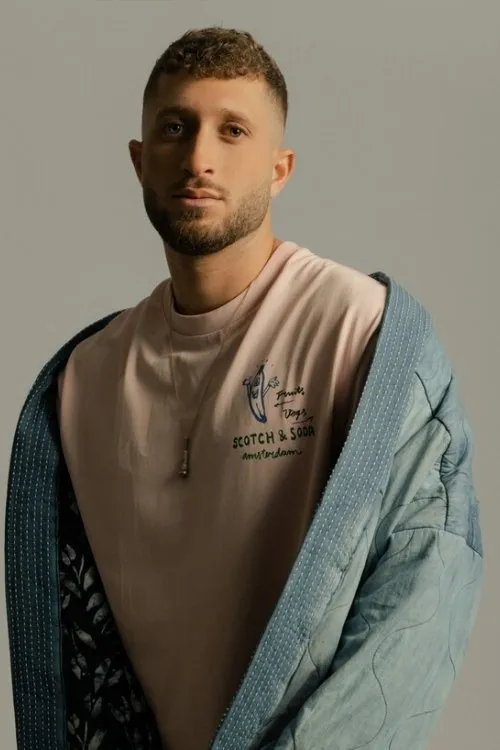 Ben Zini interpretando a Ben Zini