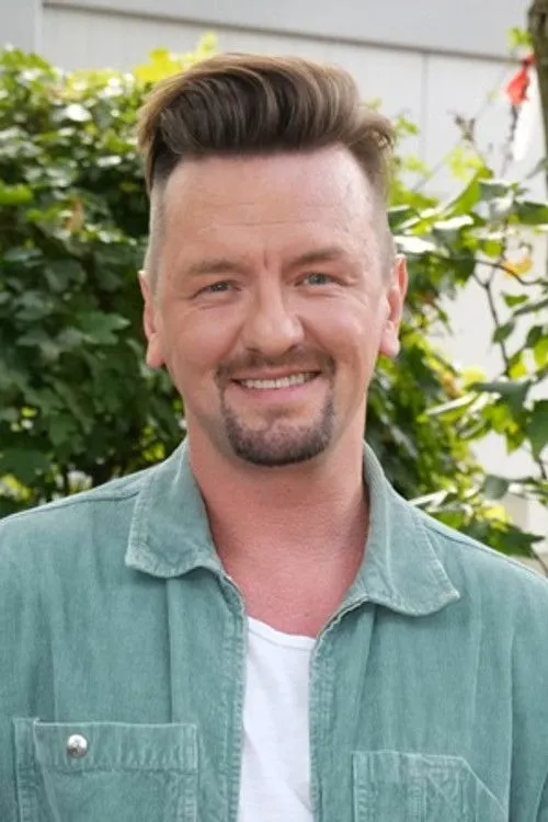 Ben Zucker interpretando a Self