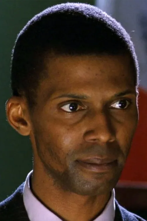 Benard Cummings interpretando a Captain Phil Moore