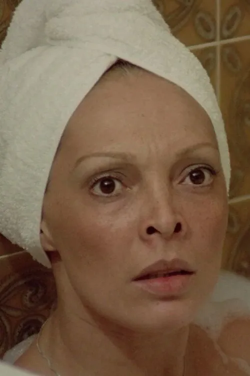 Beni Cardoso interpretando a Azira (as Benny Cardoso)