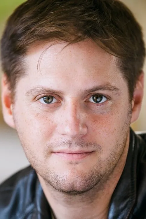 Benj Thall interpretando a Ned Aglet