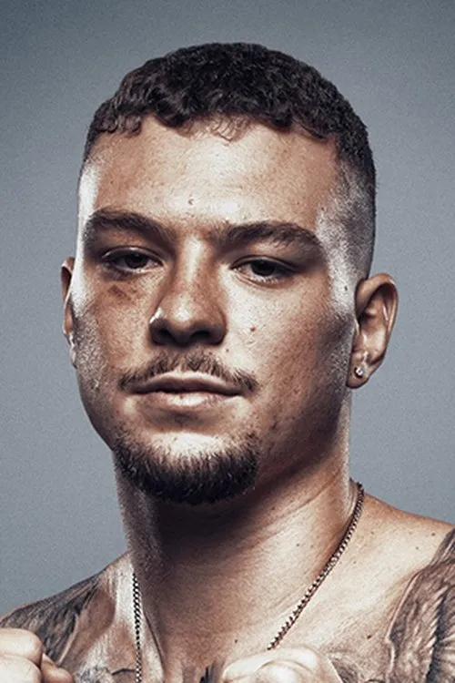 Benjamin Bommber interpretando a Self