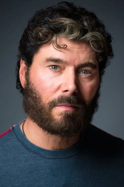 Benjamin Dane interpretando a Connely