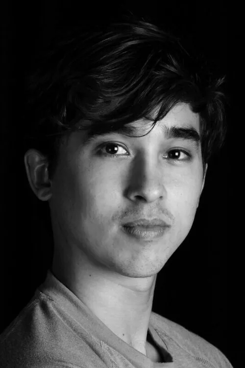 Benjamin Ella interpretando a Clara’s Partner