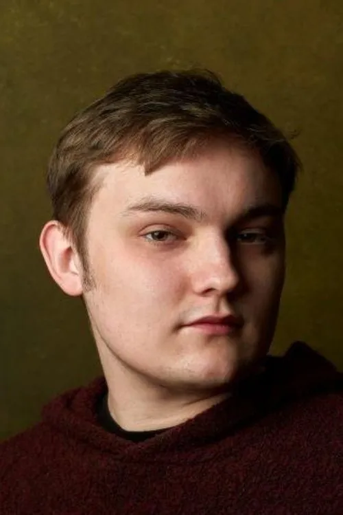 Benjamin Hillyer interpretando a Dezzer Crimple