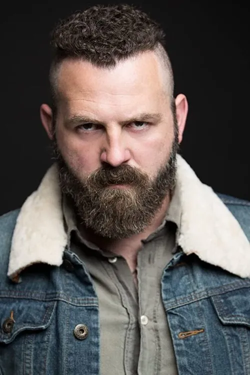 Benjamin Hoffman interpretando a Follower