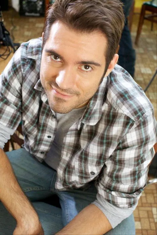 Benjamin Lutz interpretando a Colton