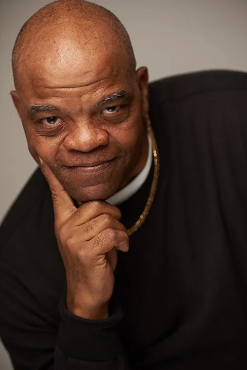 Benjamin Sheeler interpretando a Chief Dodson