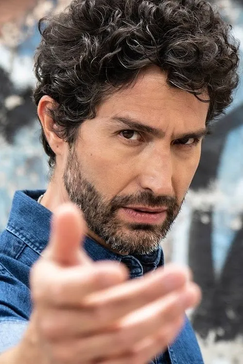 Elena Bayona ha trabajado con Benny Ibarra en 1 ocasiones