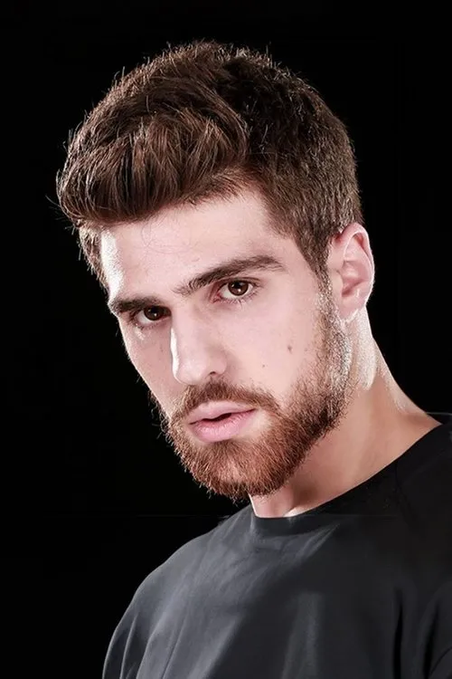 Berker Güven interpretando a Arif Tunali