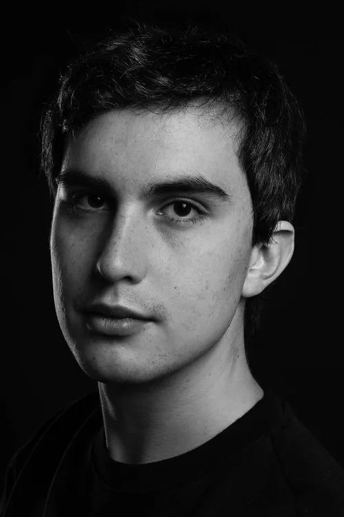 Bernabé Madrigal interpretando a Jean Claude