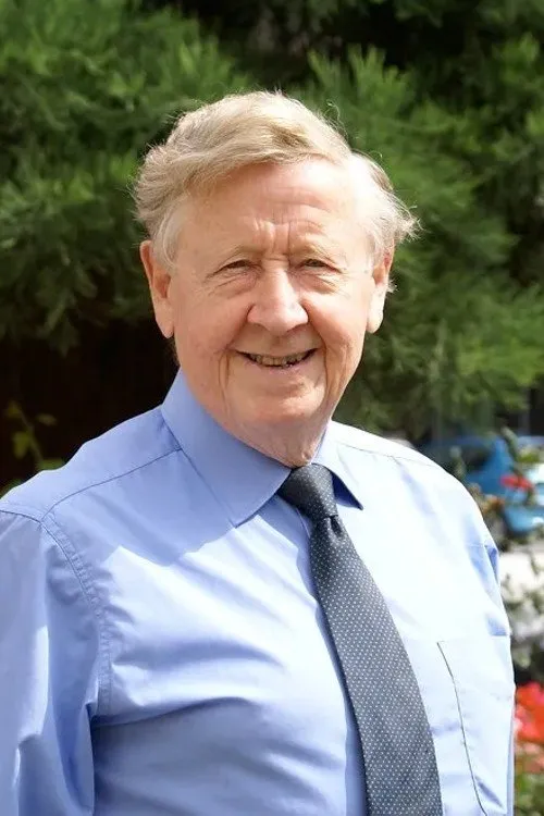 Albert Modley ha trabajado con Bernard Atha en 1 ocasiones