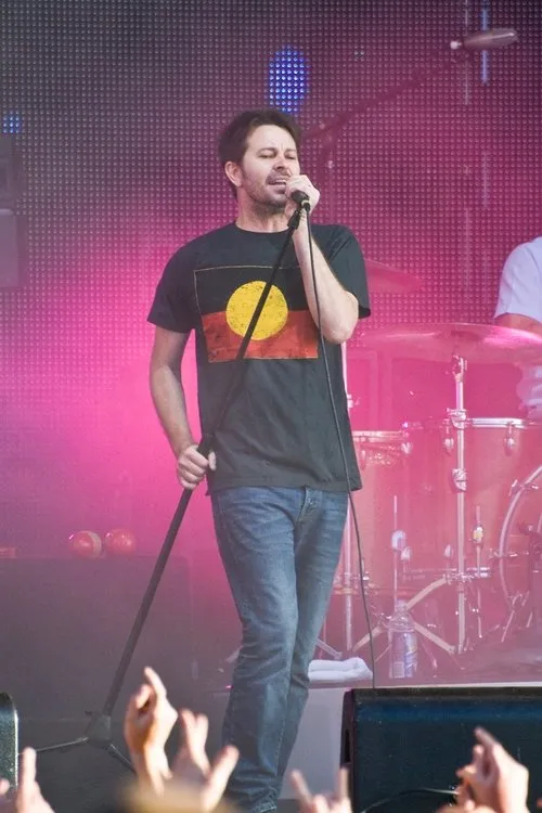 Bernard Fanning interpretando a Himself